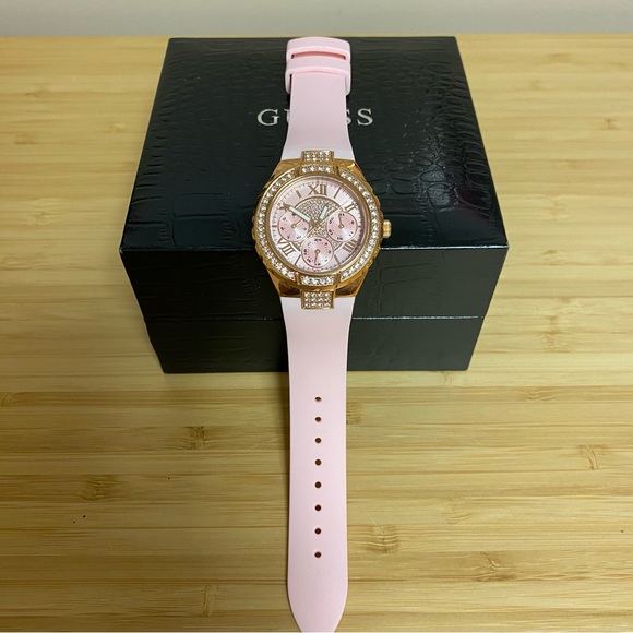 NWOT Guess Silicone Strap Watch - Picture 2 of 4